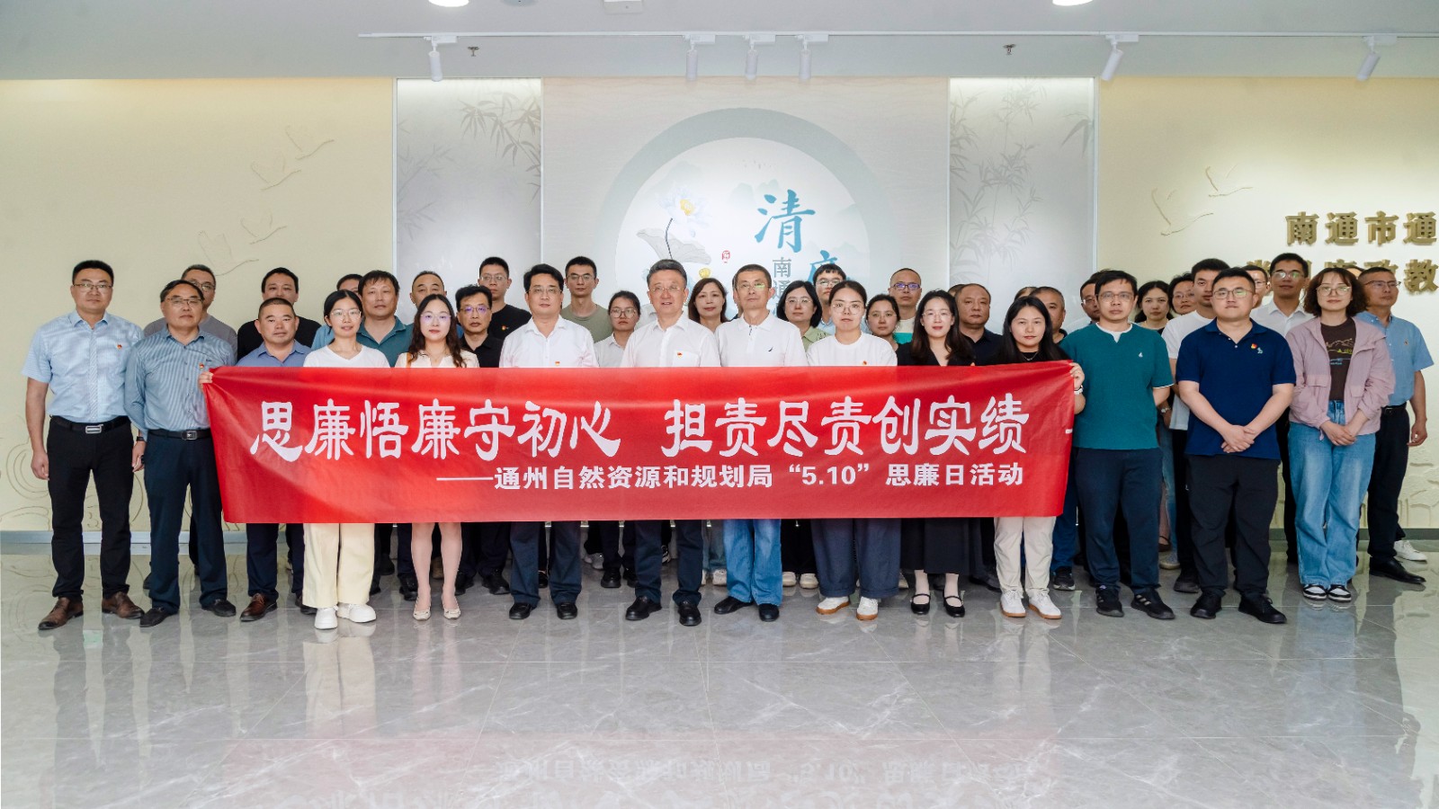 参观党风廉政教育基地.jpg